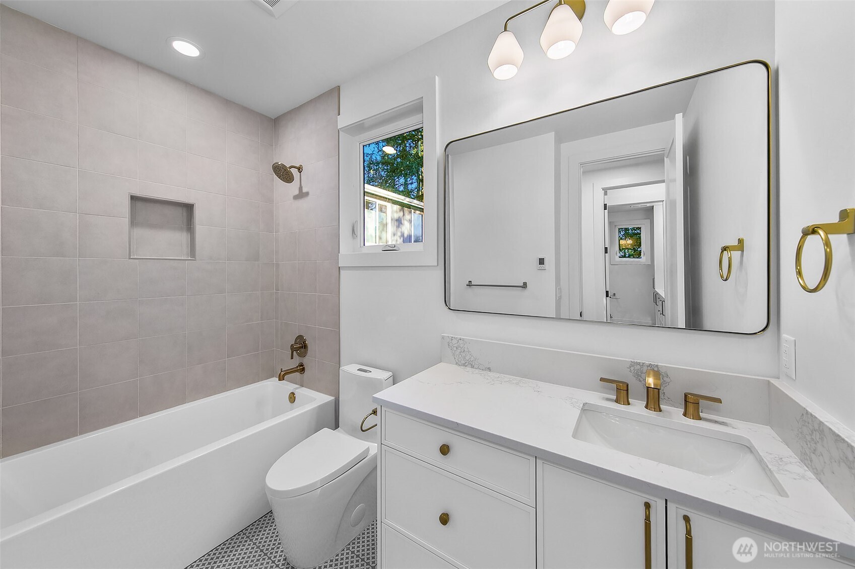 Kirkland, Washington 98033, United States, 2 Bedrooms Bedrooms, ,2 BathroomsBathrooms,Residential,Pending,130407