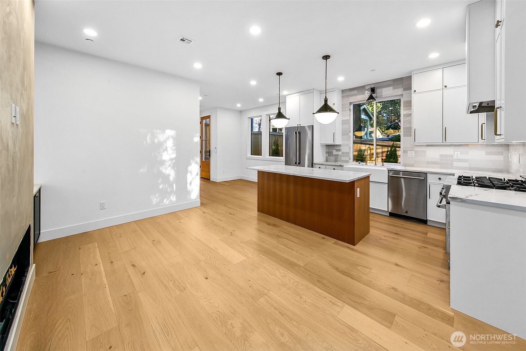 Kirkland, Washington 98033, United States, 2 Bedrooms Bedrooms, ,2 BathroomsBathrooms,Residential,Pending,130407