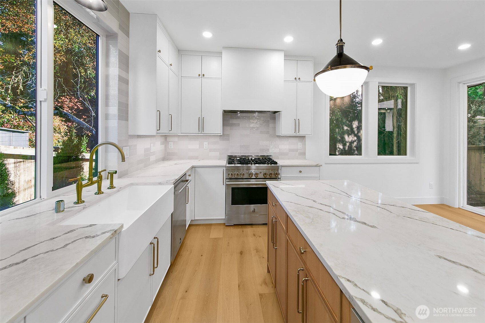 Kirkland, Washington 98033, United States, 2 Bedrooms Bedrooms, ,2 BathroomsBathrooms,Residential,Pending,130407