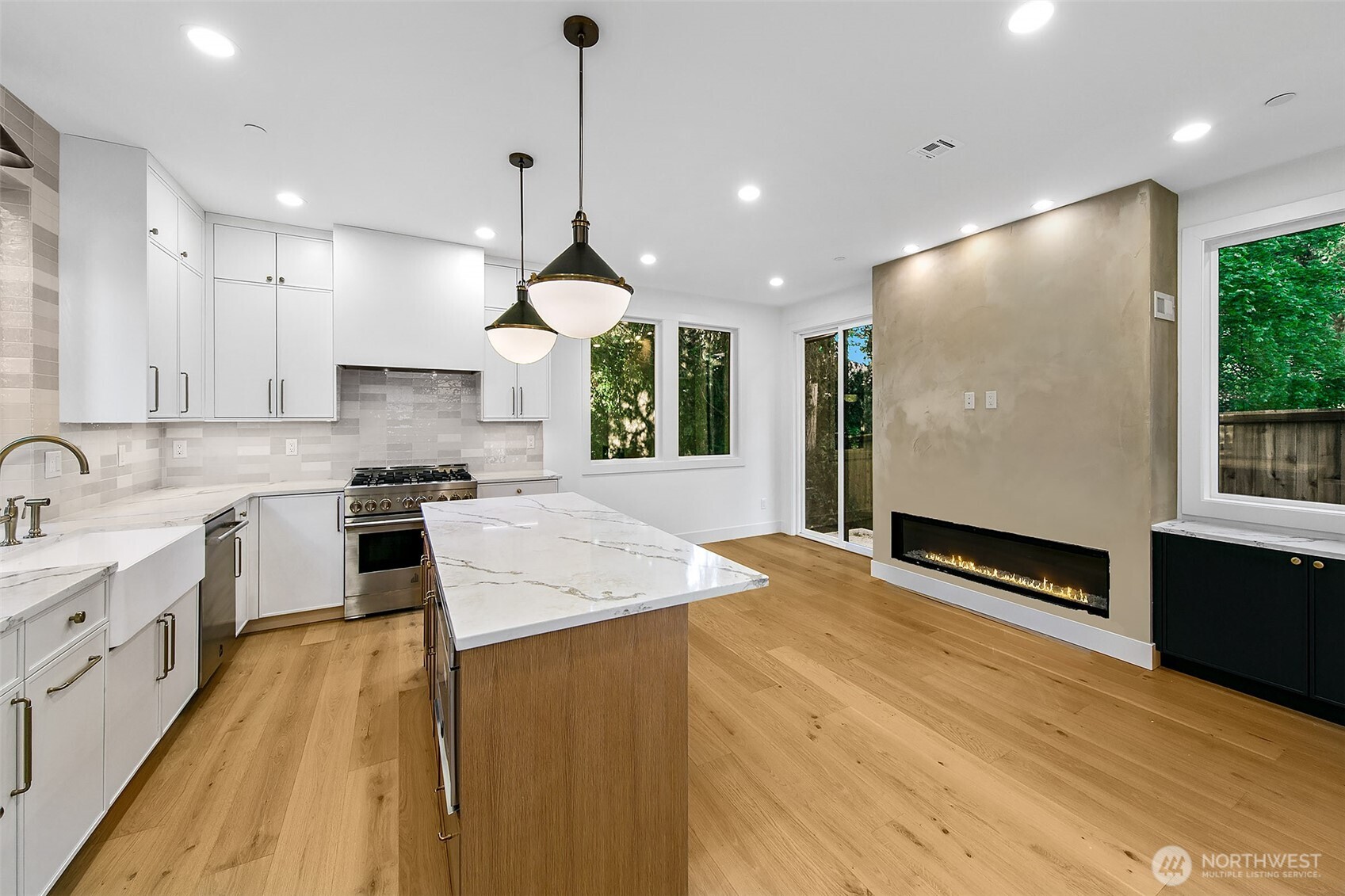 Kirkland, Washington 98033, United States, 2 Bedrooms Bedrooms, ,2 BathroomsBathrooms,Residential,Pending,130407