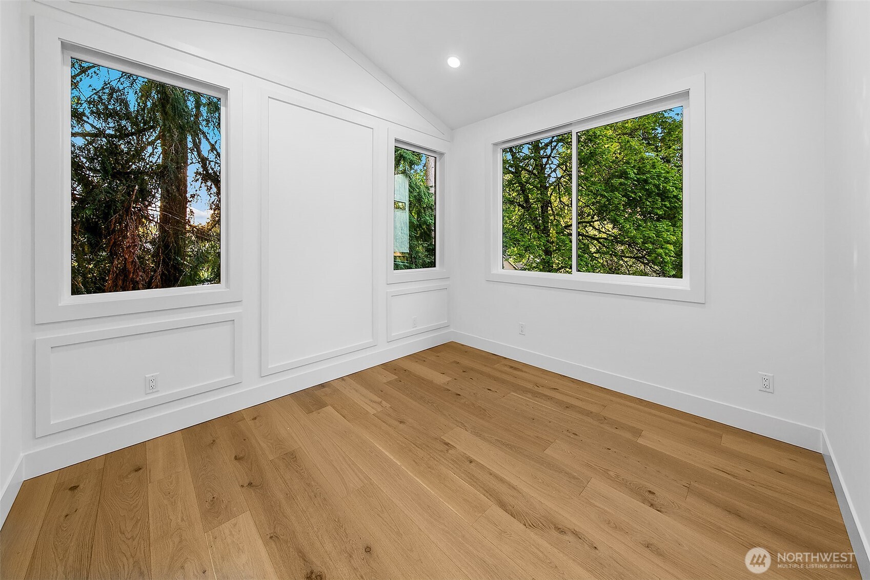 Kirkland, Washington 98033, United States, 2 Bedrooms Bedrooms, ,2 BathroomsBathrooms,Residential,Pending,130407