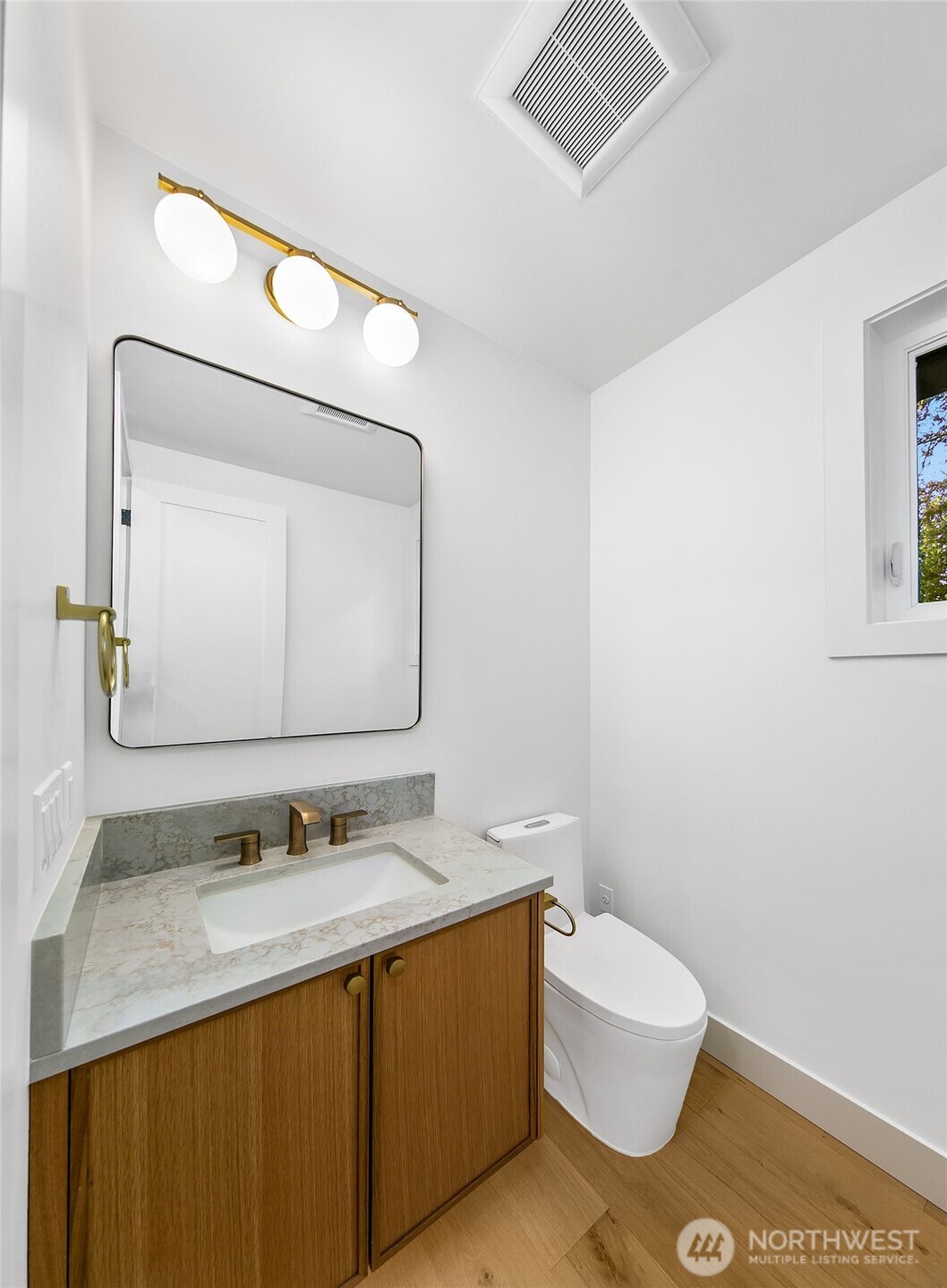 Kirkland, Washington 98033, United States, 2 Bedrooms Bedrooms, ,2 BathroomsBathrooms,Residential,Pending,130407