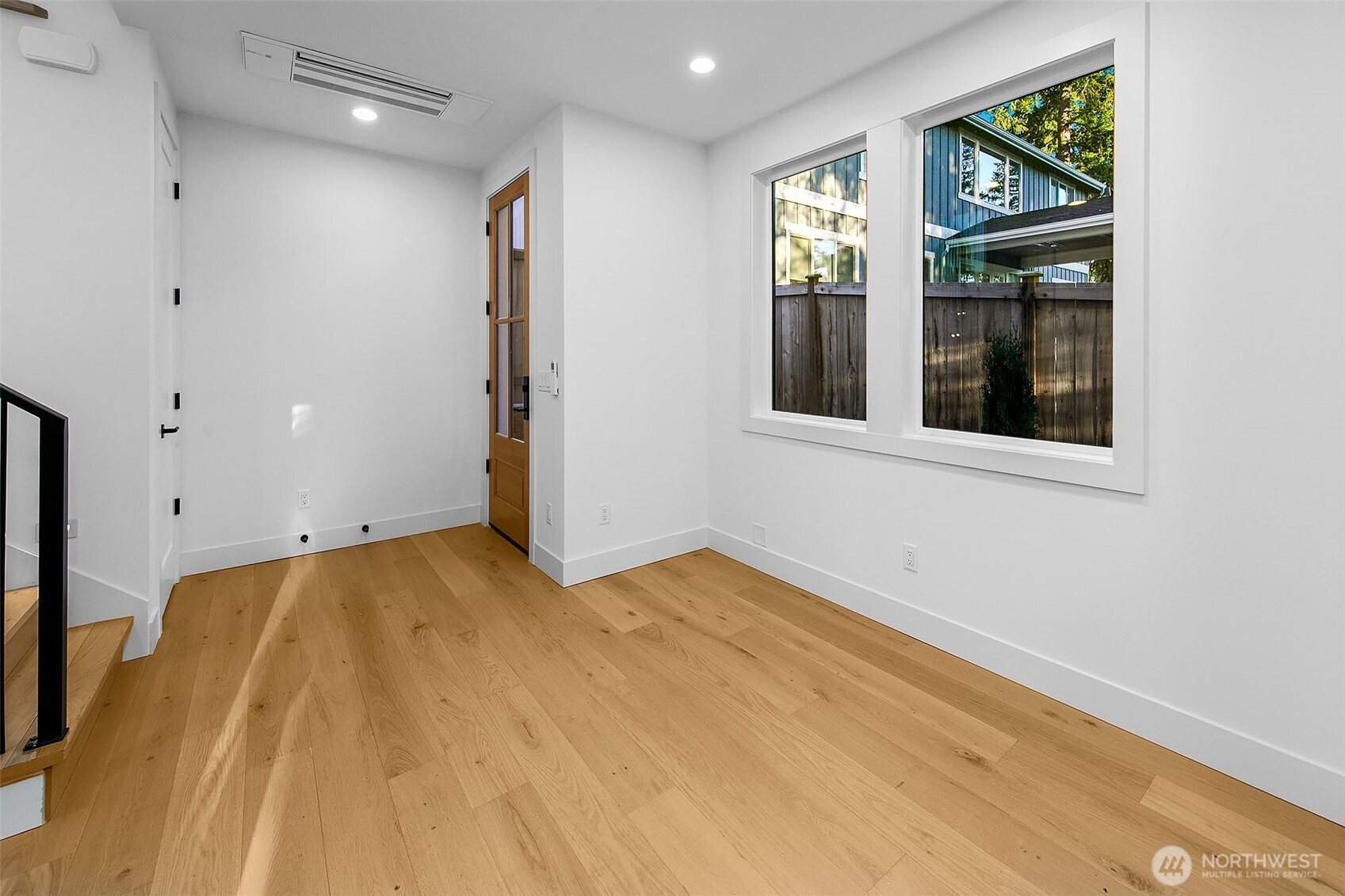 Kirkland, Washington 98033, United States, 2 Bedrooms Bedrooms, ,2 BathroomsBathrooms,Residential,Pending,130407