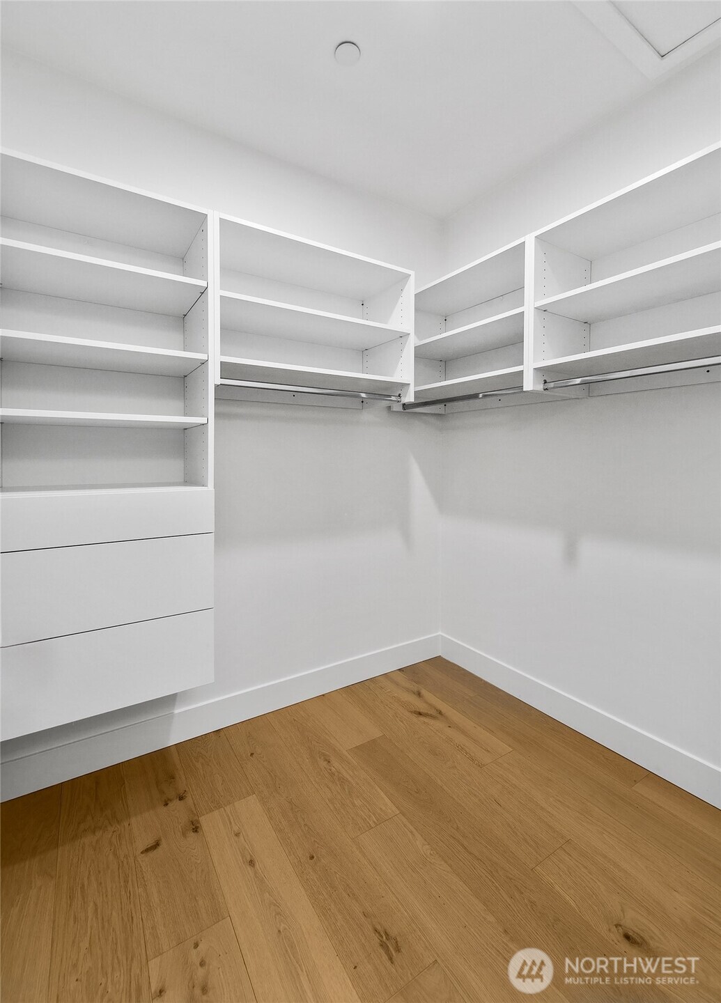 Kirkland, Washington 98033, United States, 2 Bedrooms Bedrooms, ,2 BathroomsBathrooms,Residential,Pending,130407