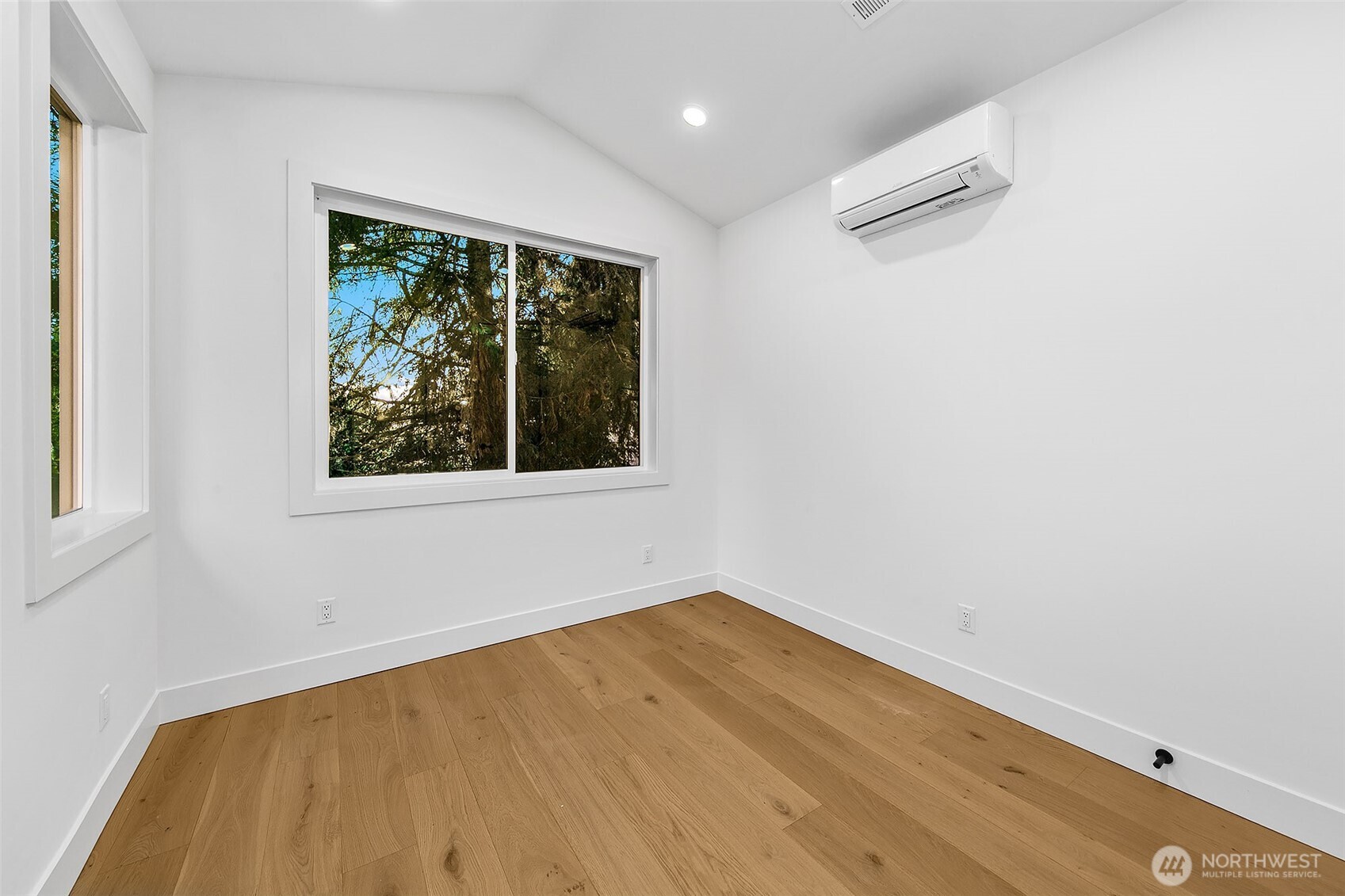 Kirkland, Washington 98033, United States, 2 Bedrooms Bedrooms, ,2 BathroomsBathrooms,Residential,Pending,130407