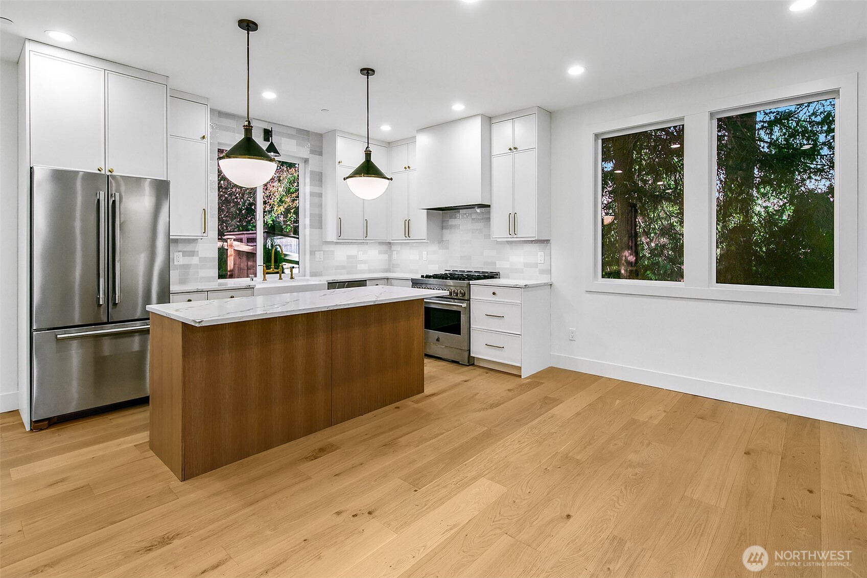 Kirkland, Washington 98033, United States, 2 Bedrooms Bedrooms, ,2 BathroomsBathrooms,Residential,Pending,130407