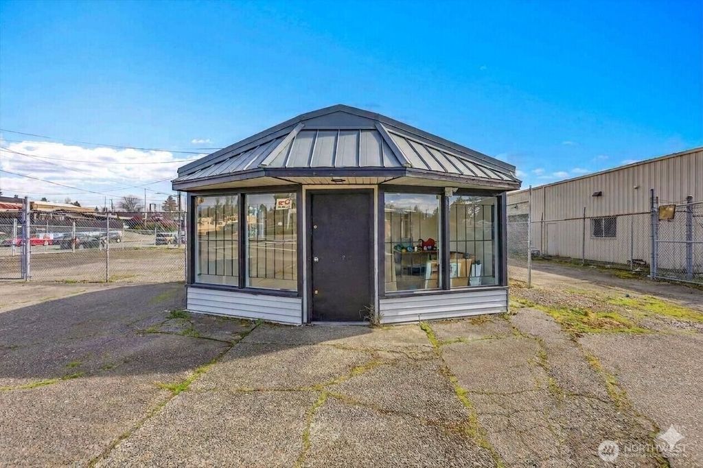 Photo of 9808 17th Avenue SW, Seattle, WA 98106 (MLS # 2514707)