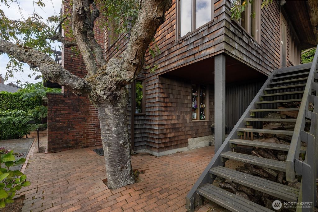 Photo of 3034 30th Avenue W, Seattle, WA 98199 (MLS # 2444536)
