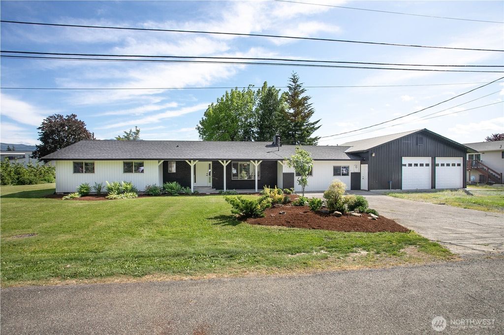 Photo of 319 Vancouver Street, Sumas, WA 98295 (MLS # 2532587)