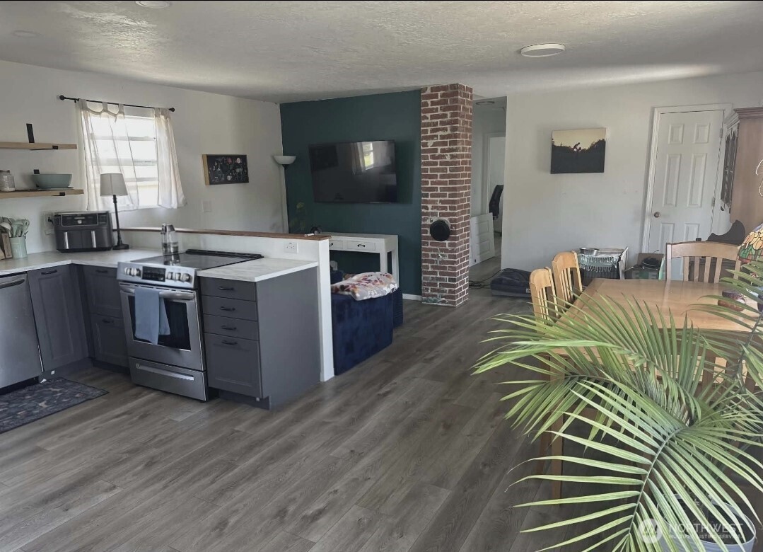 1911 Ocean Beach Boulevard S