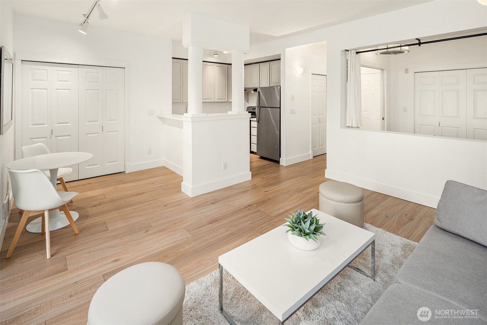 10042 Main Street 206