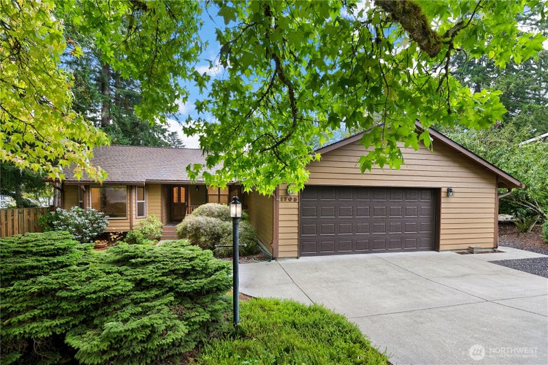 1705 Medallion Loop NW