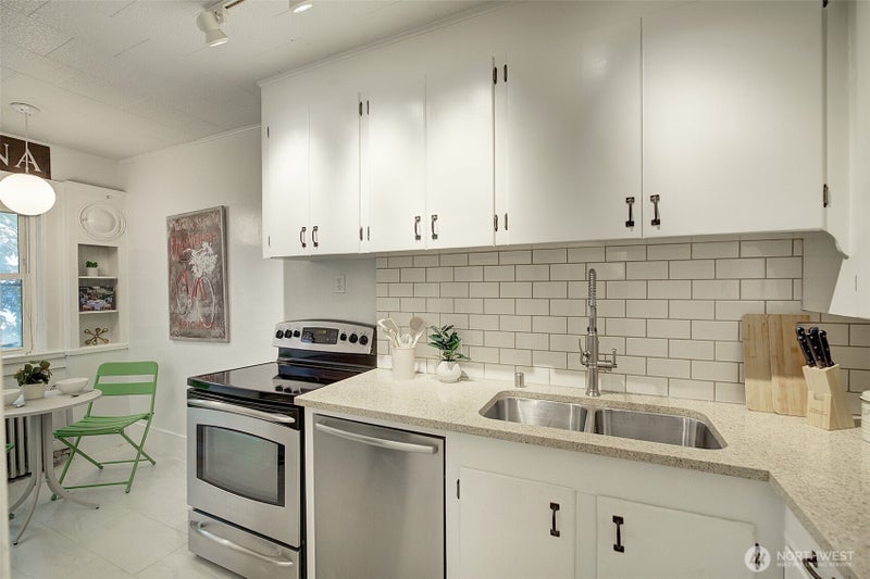 4725 15th Avenue NE 16