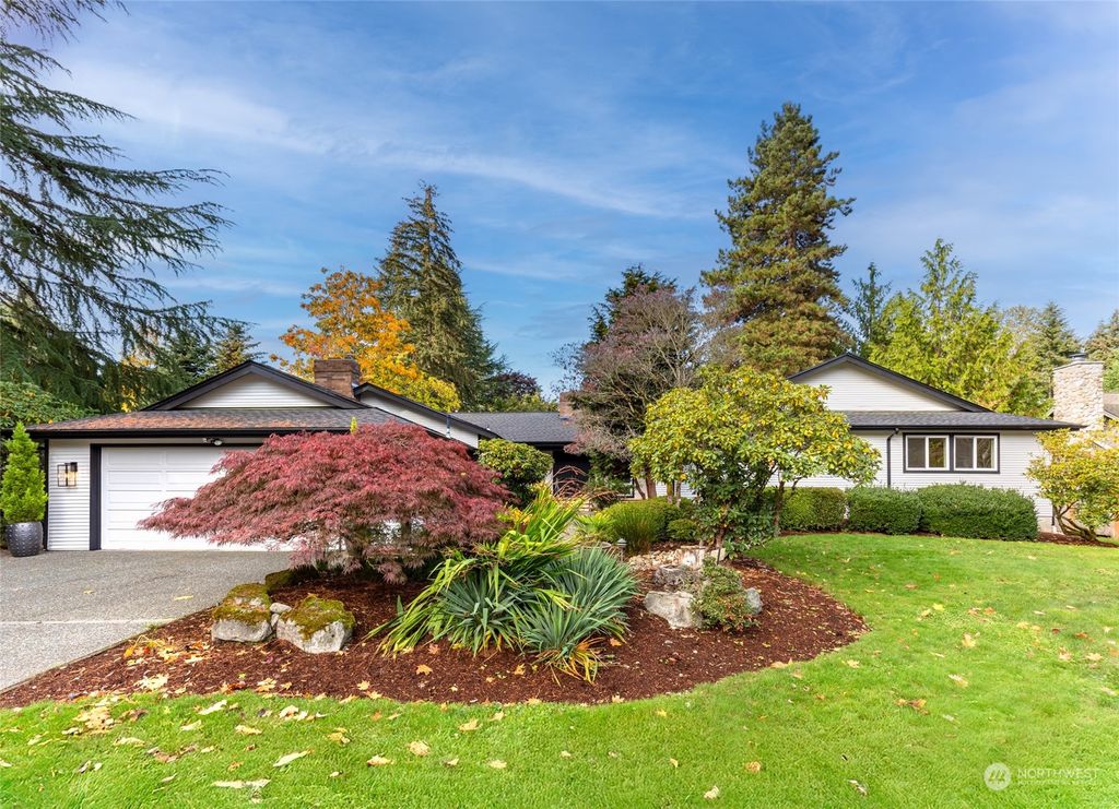 Photo of 3227 96th Avenue NE, Clyde Hill, WA 98004 (MLS # 2305405)