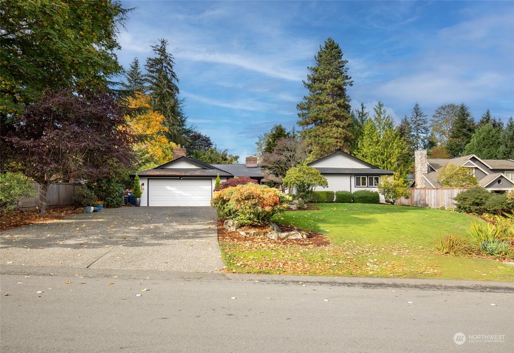 Photo of 3227 96th Avenue NE, Clyde Hill, WA 98004 (MLS # 2305405)