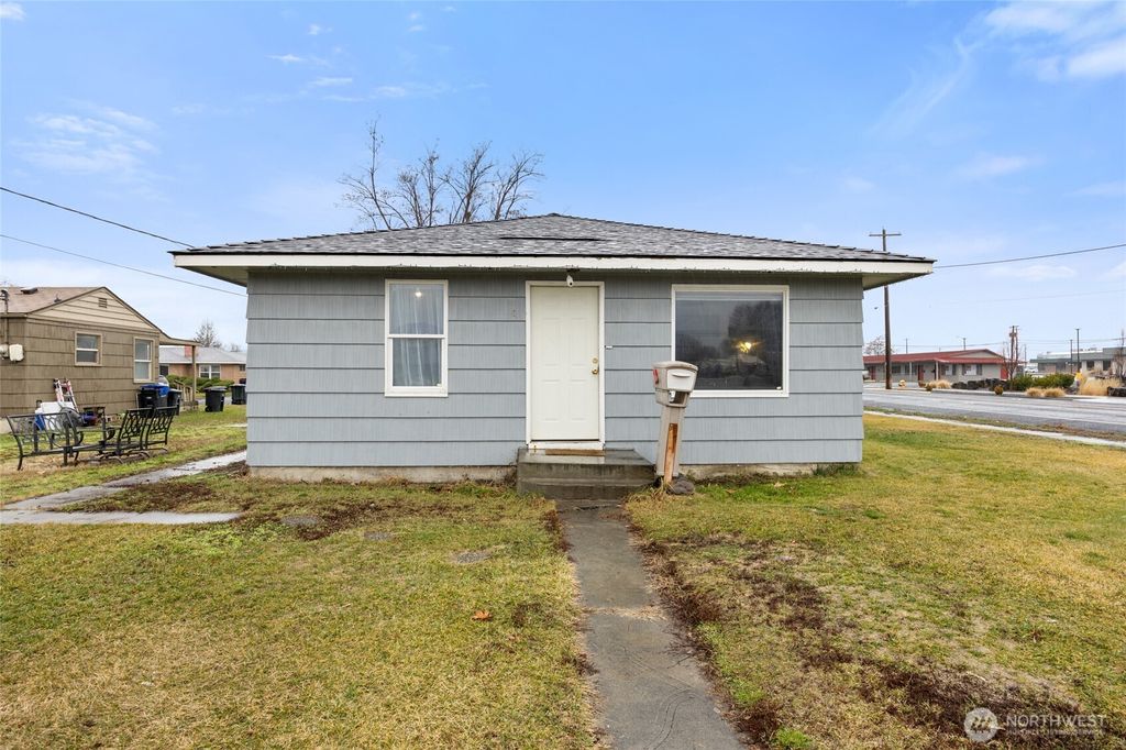 Photo of 501 S Ash St St, Moses Lake, WA 98837 (MLS # 2476495)