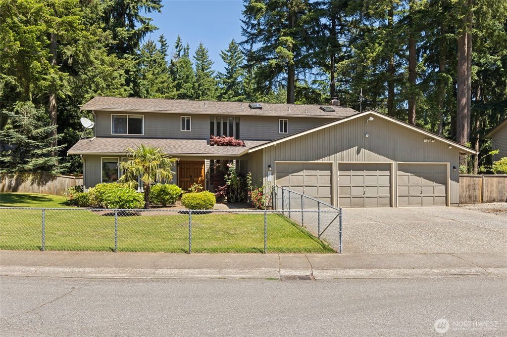 Photo of 13900 149th Place SE, Renton, WA 98059 (MLS # 2387345)