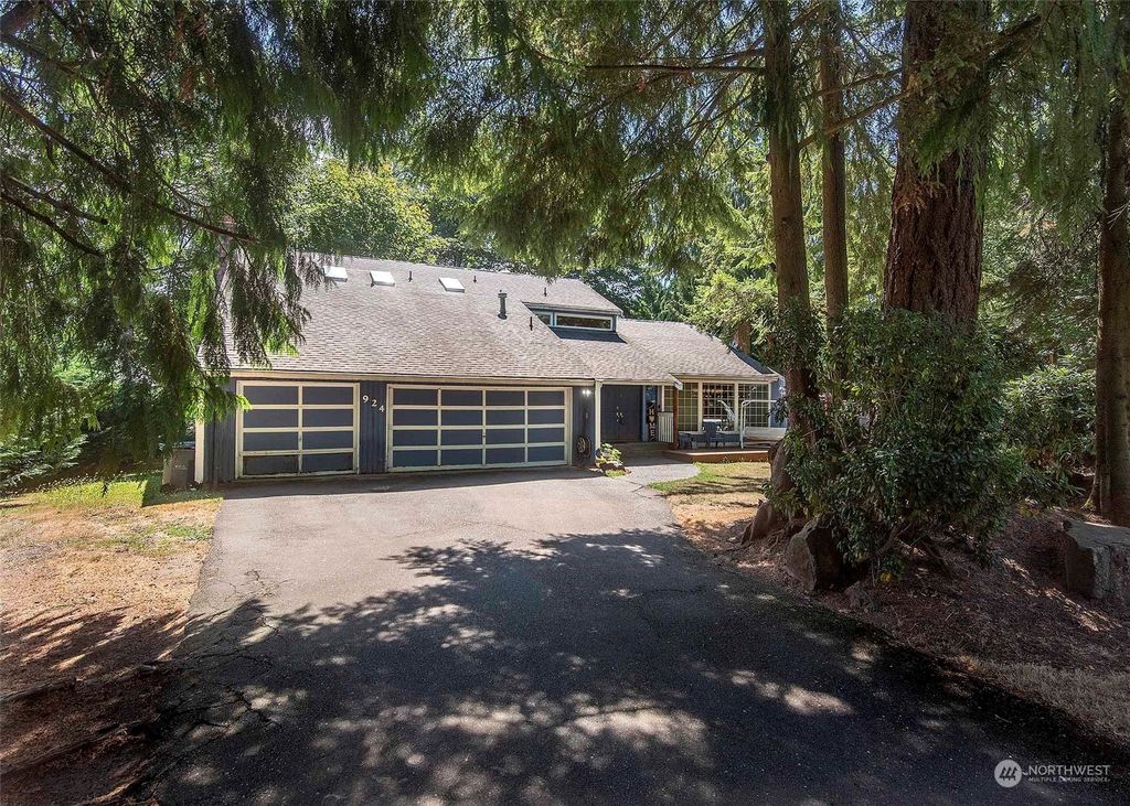 Photo of 924 154th Place SW, Lynnwood, WA 98087 (MLS # 2143088)