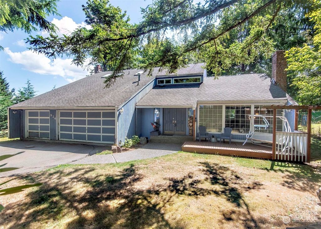 Photo of 924 154th Place SW, Lynnwood, WA 98087 (MLS # 2143088)