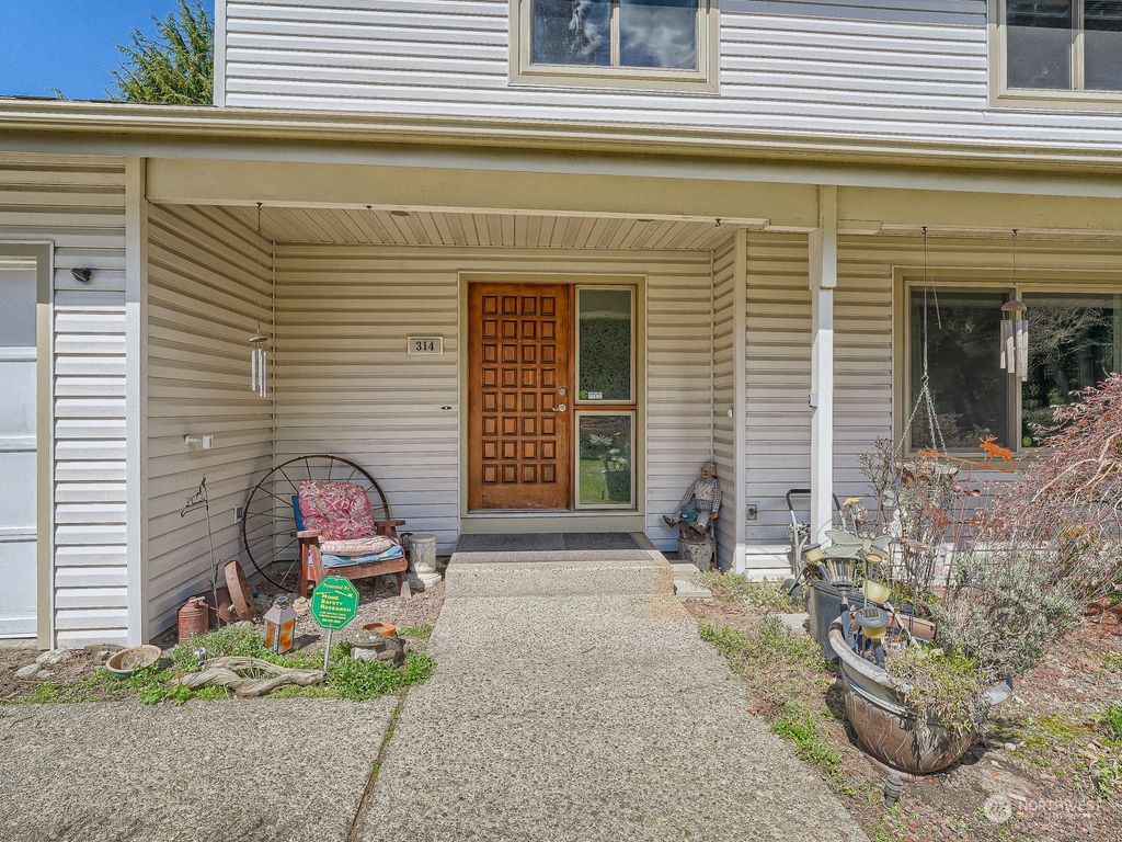 Photo of 314 S 297th Street, Federal Way, WA 98003 (MLS # 2055645)