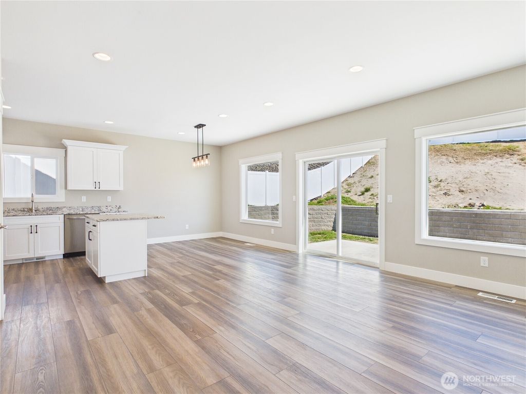 Photo of 925 N Macaw Avenue, East Wenatchee, WA 98802 (MLS # 2499246)