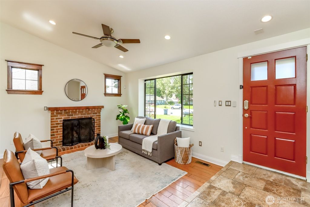 Photo of 20821 4th Avenue W, Lynnwood, WA 98036 (MLS # 2361582)