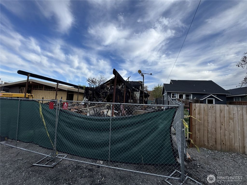 Photo of 418 E Woodin Avenue, Chelan, WA 98816 (MLS # 2508810)