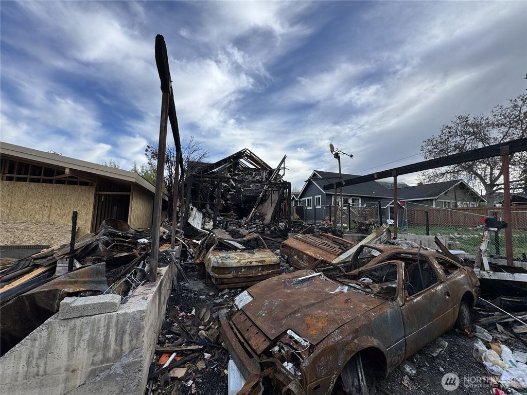 Photo of 418 E Woodin Avenue, Chelan, WA 98816 (MLS # 2508810)