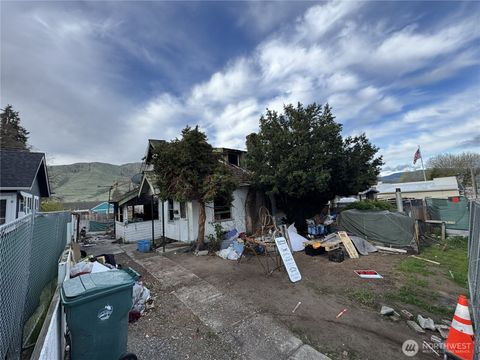 Photo of 418 E Woodin Avenue, Chelan, WA 98816 (MLS # 2508810)