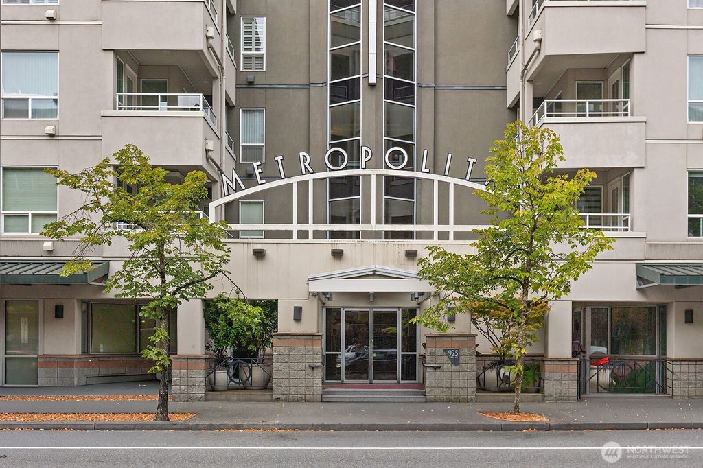 Photo of 925 110th Avenue NE #PH05, Bellevue, WA 98004 (MLS # 2429104)