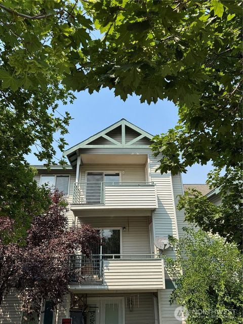Photo of 667 4th Street NE #L301, East Wenatchee, WA 98802 (MLS # 2559771)