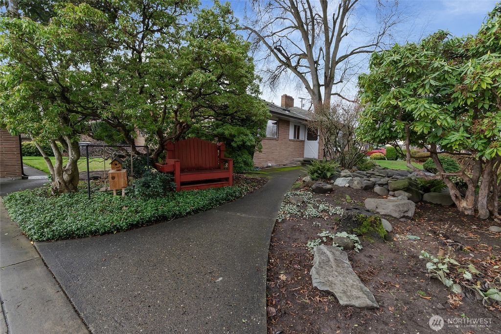 Photo of 220 4th Avenue SW, Puyallup, WA 98371 (MLS # 2466494)