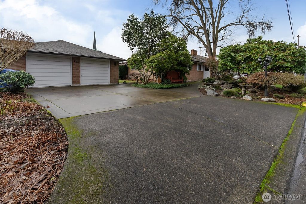 Photo of 220 4th Avenue SW, Puyallup, WA 98371 (MLS # 2466494)