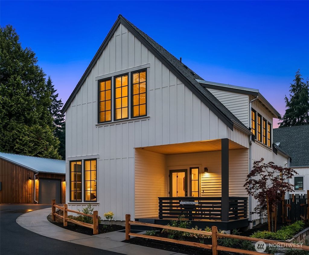 Photo of 2218 NE 125th Street, Seattle, WA 98125 (MLS # 2544434)