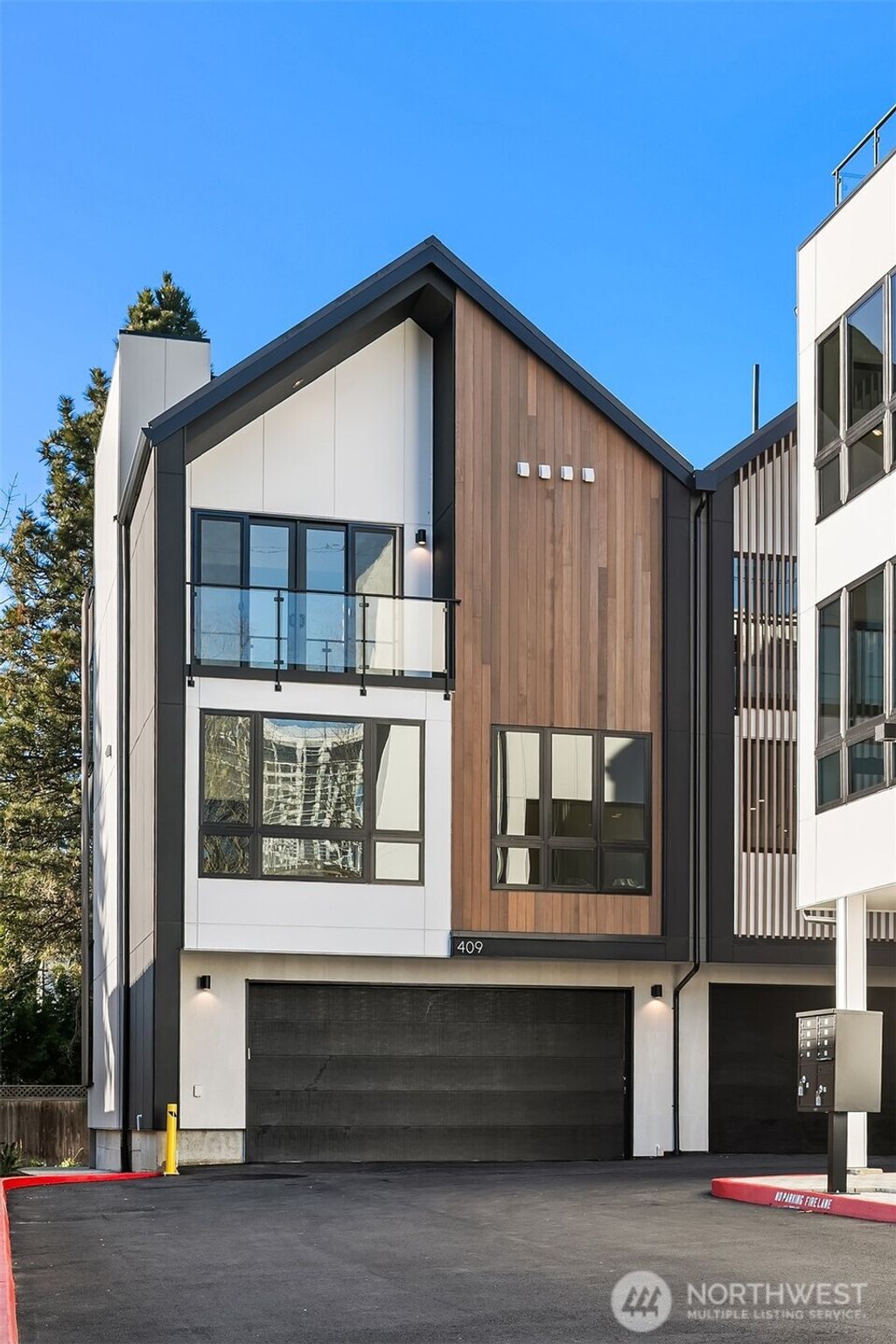 Photo of 409 99TH Avenue NE, Bellevue, WA 98004 (MLS # 2455847)