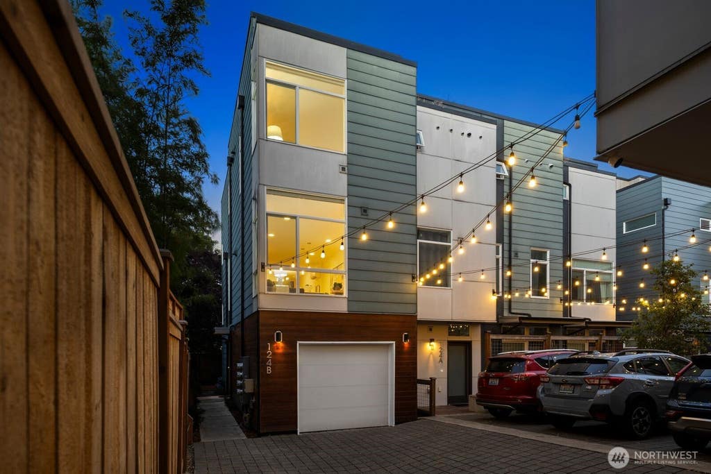 Photo of 124 20th Avenue #B, Seattle, WA 98122 (MLS # 2542144)