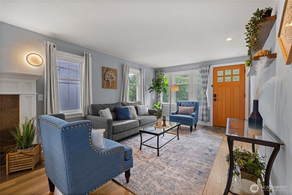 Photo of 5746 37th Avenue NE, Seattle, WA 98105 (MLS # 2382741)