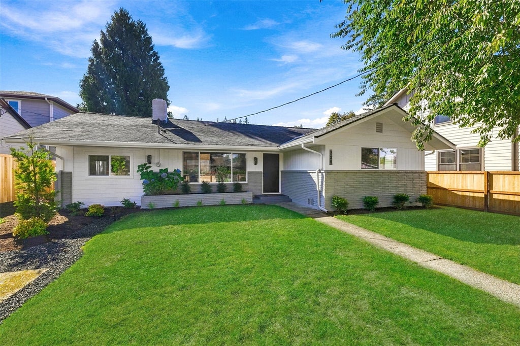 Photo of 325 SE Andrews Street, Issaquah, WA 98027 (MLS # 2599390)