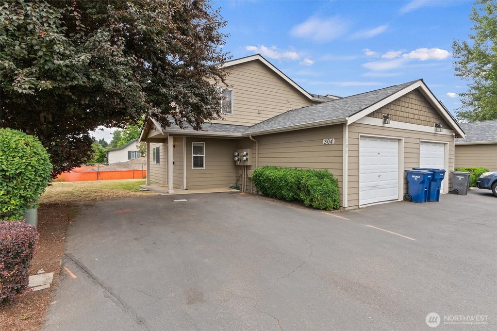 Photo of 304 29th Street SE #101, Auburn, WA 98002 (MLS # 2552738)