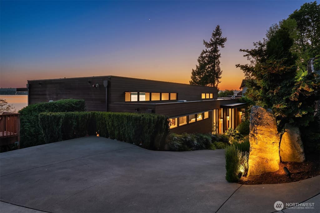 Photo of 4041 W Mercer Way, Mercer Island, WA 98040 (MLS # 2522184)