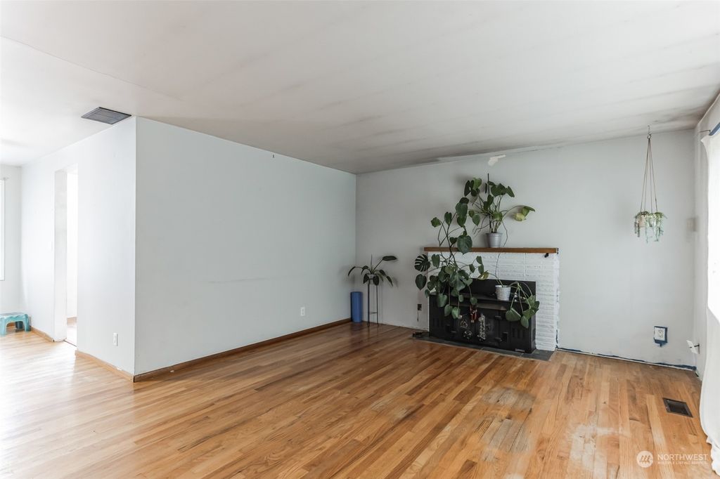 Photo of 4944 Vista Place, Everett, WA 98203 (MLS # 2166916)