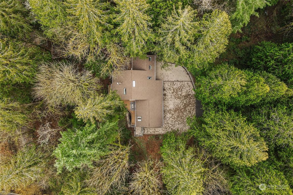 Photo of 13902 240th Avenue SE, Issaquah, WA 98027 (MLS # 2199676)