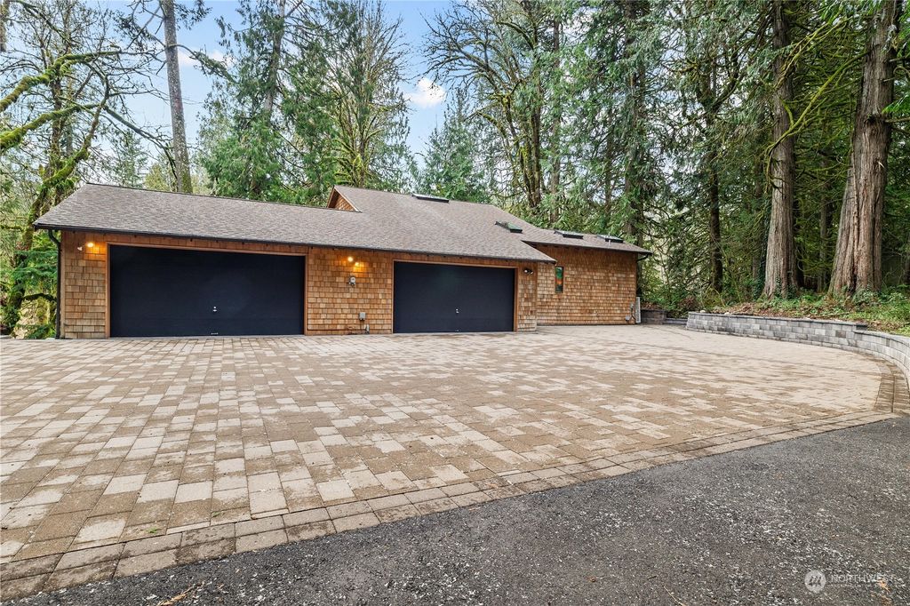 Photo of 13902 240th Avenue SE, Issaquah, WA 98027 (MLS # 2199676)
