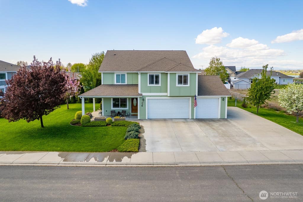 Photo of 138 Scenic Drive NE, Moses Lake, WA 98837 (MLS # 2565340)