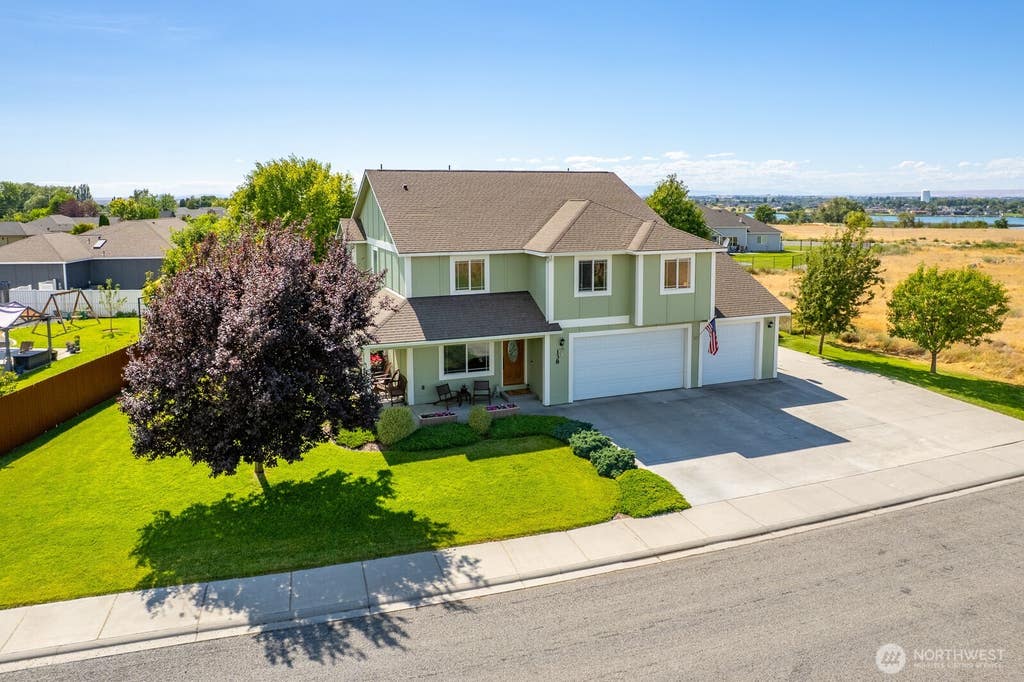 Photo of 138 Scenic Drive NE, Moses Lake, WA 98837 (MLS # 2565340)