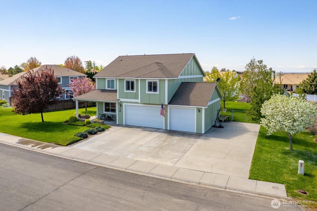 Photo of 138 Scenic Drive NE, Moses Lake, WA 98837 (MLS # 2565340)