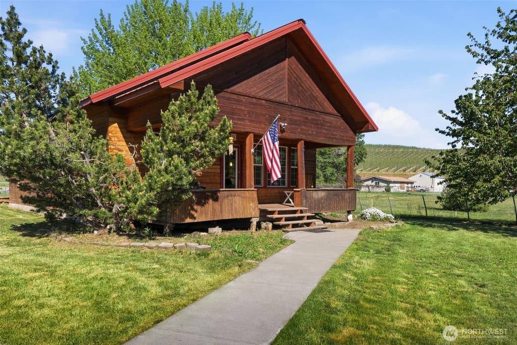 Photo of 122 Lynch Lane, Yakima, WA 98903 (MLS # 2542252)