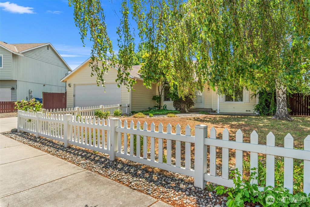 Photo of 2299 E Veedol Drive, East Wenatchee, WA 98802 (MLS # 2543654)