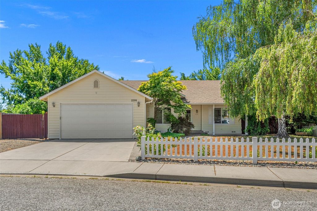 Photo of 2299 E Veedol Drive, East Wenatchee, WA 98802 (MLS # 2543654)
