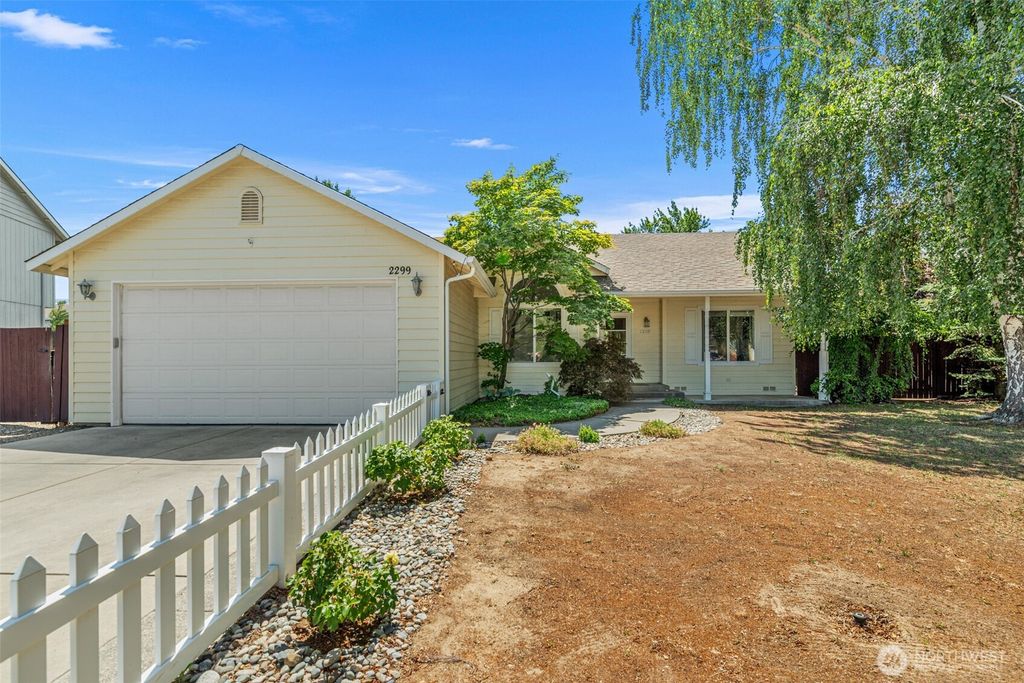 Photo of 2299 E Veedol Drive, East Wenatchee, WA 98802 (MLS # 2543654)
